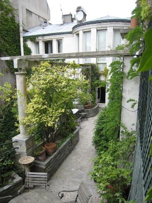 2562540PHOTO